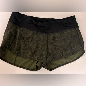 lululemon speed up shorts / size 6 / dark green floral